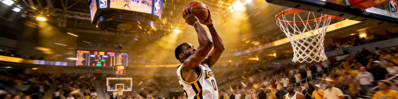 NBA篮球比赛，球员空中扣篮的动感瞬间